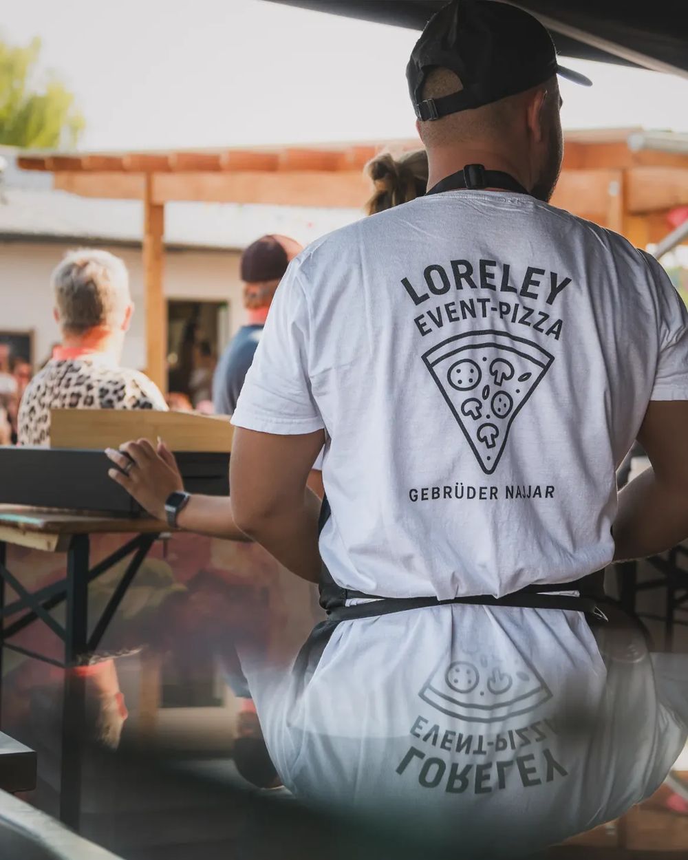 Mitarbeiter im Loreley-Event-Pizza-Shirt auf einem Fest